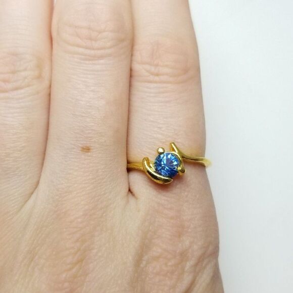 Vintatge Blue Rhinestone Solitare Ring, Gold Tone Band, Minimal Design, Estate - Picture 1 of 7